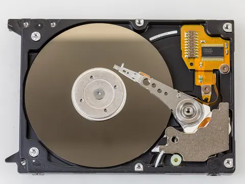 Illustration for “When an External Hard Drive Stops Mounting, Your Drive's Health Is On the Clock”